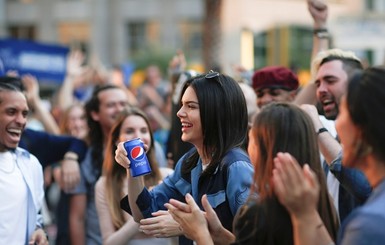 Компания Pepsi извинилась за скандальную рекламу с сестрой Кардашьян