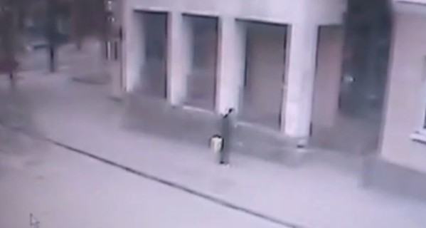 Опубликовано видео момента взрыва у ростовской школы 