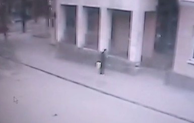Опубликовано видео момента взрыва у ростовской школы 