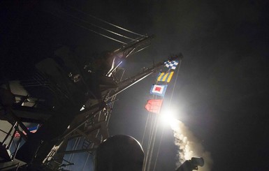 Опубликованы видео ракетных ударов эсминцев США по авиабазе в Сирии