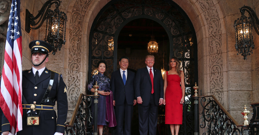 Мелания Трамп надела на встречу с китайским лидером красное платье от Valentino