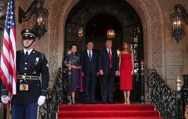 Мелания Трамп надела на встречу с китайским лидером красное платье от Valentino