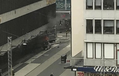 Опубликованы первые видеозаписи с места теракта в центре Стокгольма 