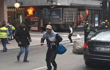 В сети появилось видео  теракта в Стокгольме, когда грузовик въехал в толпу людей