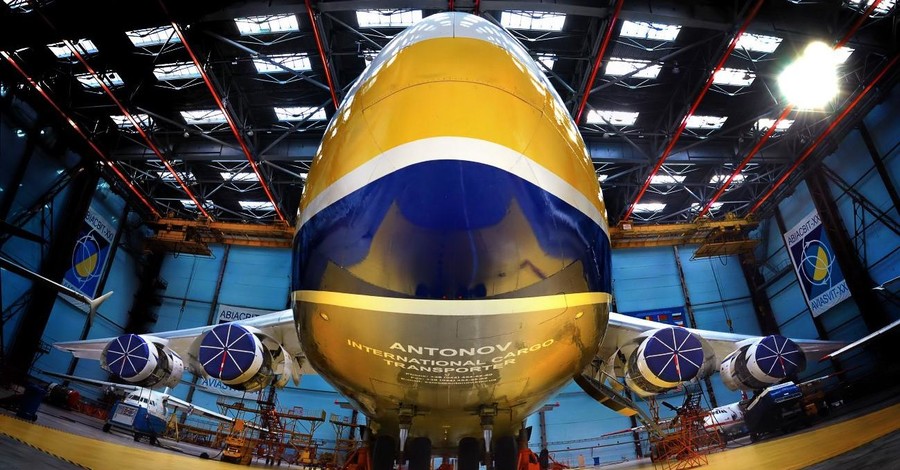 Украинские авиаконструкторы показали самолет-пасхальное яйцо