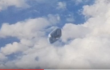 Появилось видео полета огромного НЛО под авиалайнером в Испании 