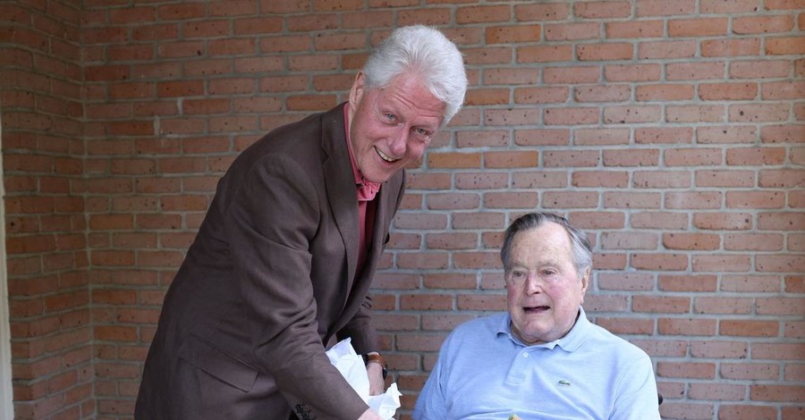 Билл Клинтон подарил Джорджу Бушу-старшему носки