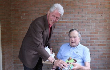 Билл Клинтон подарил Джорджу Бушу-старшему носки