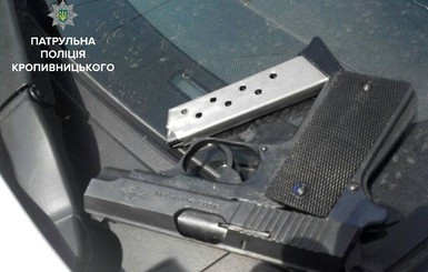 В Кропивницком пьяная женщина угрожала оружием молодым людям