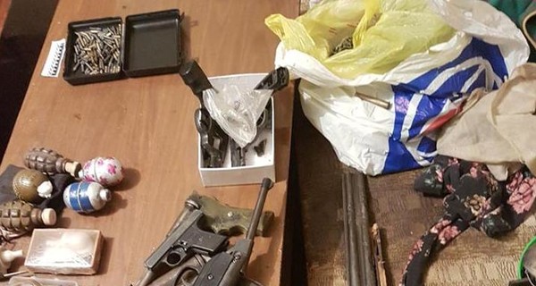 В Запорожье женщина случайно сдала полицейским оружейный арсенал сына