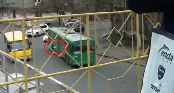 Видео: в Одессе вратарь перебил трибуны и попал мячом в троллейбус