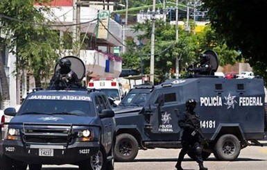 В Мексике неизвестные выбросили из самолета троих мужчин