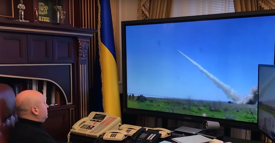 Секретарь СНБО Александр Турчинов показал загадочный пульт