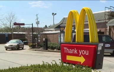 8-летний мальчик научился водить по роликам в Youtube и отвез младшую сестру в McDonald’s