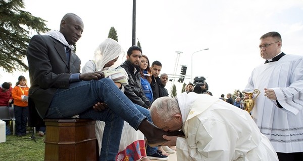 Папа Римский омоет, высушит и поцелует ноги мафиози