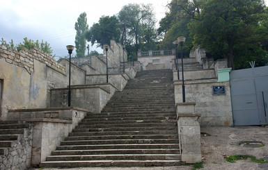 В Керчи памятник архитектуры национального значения утопает в грязи и мусоре