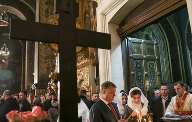 Порошенко помолился в храмах Киева и поздравил украинцев с Пасхой