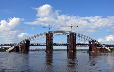 В Киеве с недостроенного моста сорвался подросток
