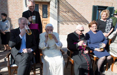 Папа римский на покое Бенедикт XVI выпил пива в честь 90-летнего юбилея