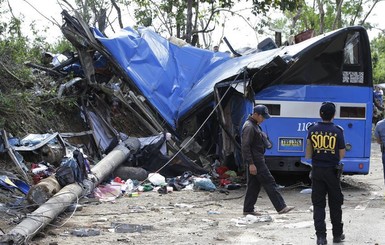 На Филиппинах упал в овраг пассажирский автобус: 24 жертвы