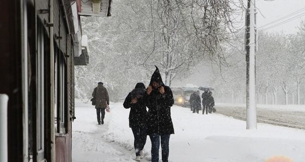 Из-за снега и ветра без света остались шесть областей Украины