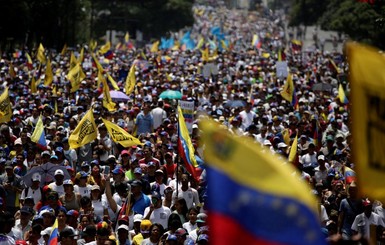 В Венесуэле противники и сторонники Мадуро устроили многочисленные митинги