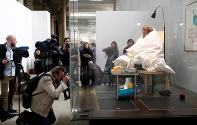 В Парижском музее художник-акционист высидел цыпленка