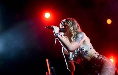 Шведская певица разделась на сцене во время песни о сексе