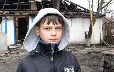 10-летний мальчик вытащил трех братиков из горящего дома