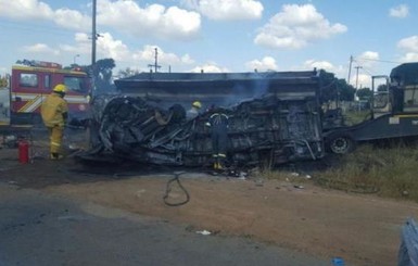 В ЮАР микроавтобус врезался в грузовик, погибли 20 детей