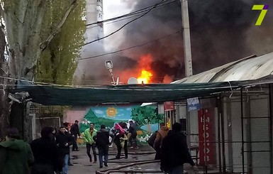 В Одессе загорелся рынок 