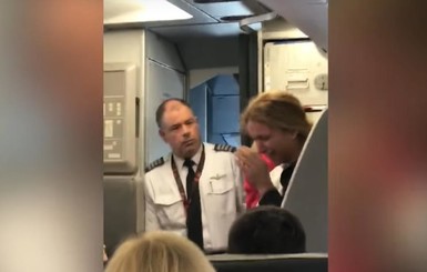 Новый скандал с American Airlines: стюард силой вытолкал из самолета женщину с ребенком