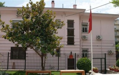 В Греции неизвестные атаковали турецкое консульство коктейлями Молотова