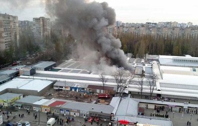 Во время пожара на одесском рынке отравились 7 полицейских 