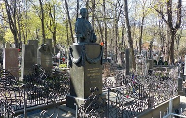 В Киеве неизвестные обокрали могилу Леси Украинки