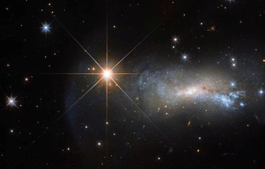 NASA показало звезду, затмившую по яркости целую галактику