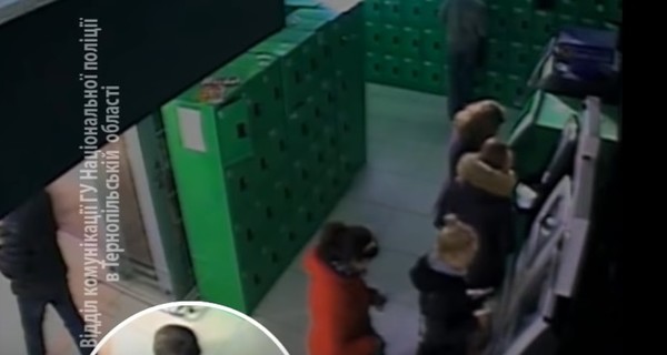 Видео: в Тернополе за секунды обчистили банкомат в присутствии десятков свидетелей 