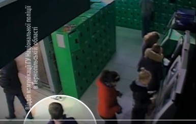 Видео: в Тернополе за секунды обчистили банкомат в присутствии десятков свидетелей 