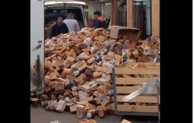 Соцсети шокировала огромная гора выброшенного хлеба в Черновцах: 