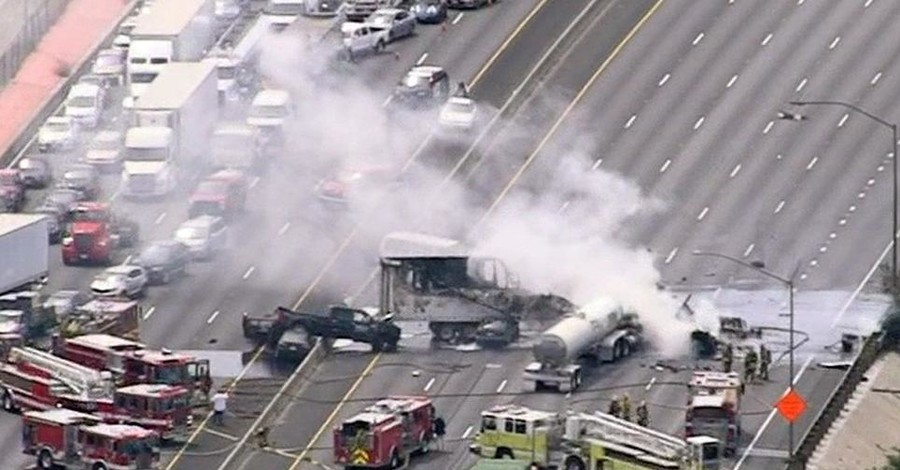 На трассе в Лос-Анджелесе загорелись несколько легковушек и грузовик
