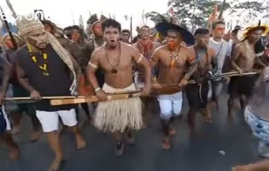 В Бразилии индейцы напали на полицейских