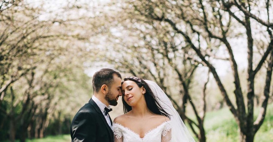Джамала опубликовала нежные фото со свадьбы и открыла тайну платья