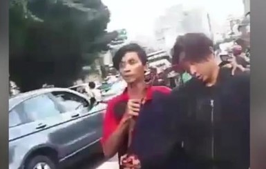 Видео-шок: в Индонезии парень ушел с серпом в голове с места драки