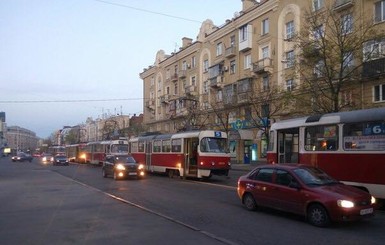 В Харькове пассажир избил водителя трамвая: женщина продолжила работу, хулиган уснул 
