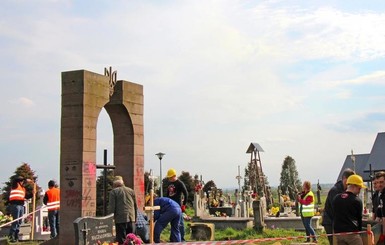 В Польше уничтожили памятник бойцам УПА