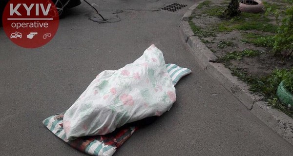 В Киеве убийца тащил по улице окровавленное тело женщины на матрасе