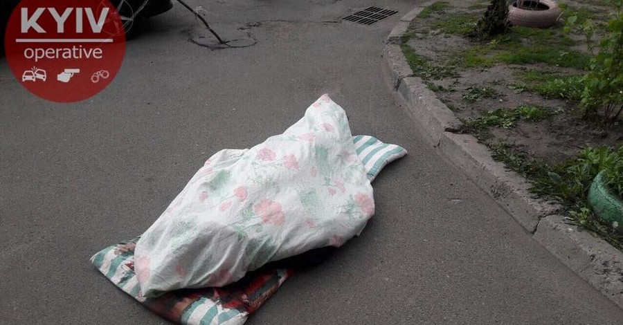В Киеве убийца тащил по улице окровавленное тело женщины на матрасе