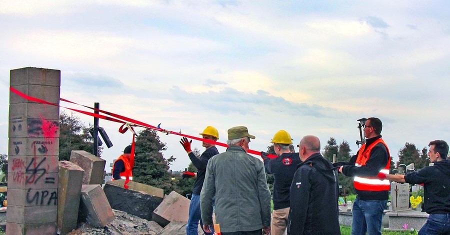 Остатки разрушенного памятника УПА поляки заберут по домам