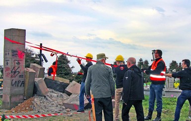 Остатки разрушенного памятника УПА поляки заберут по домам