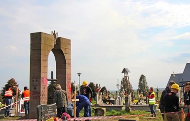 Институт нацпамяти остановил легализацию польских мемориальных объектов в Украине